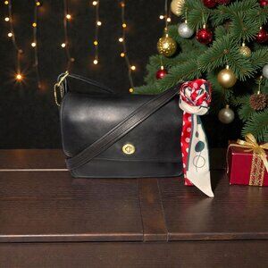 VTG Coach Pocket Bag 9875 Black Leather Brass Turnlock Shoulder Purse 1990 USA